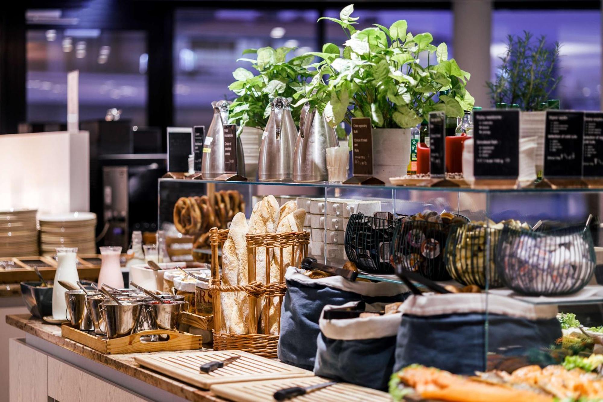 Radisson Blu Resort Świnoujście Exterior foto The photo depicts a beautifully arranged buffet or food display area. It features various items such as:

- Several glass or metal containers, possibly holding beverages or condiments.
- Fresh greenery in pots, suggesting a focus on natural elements.